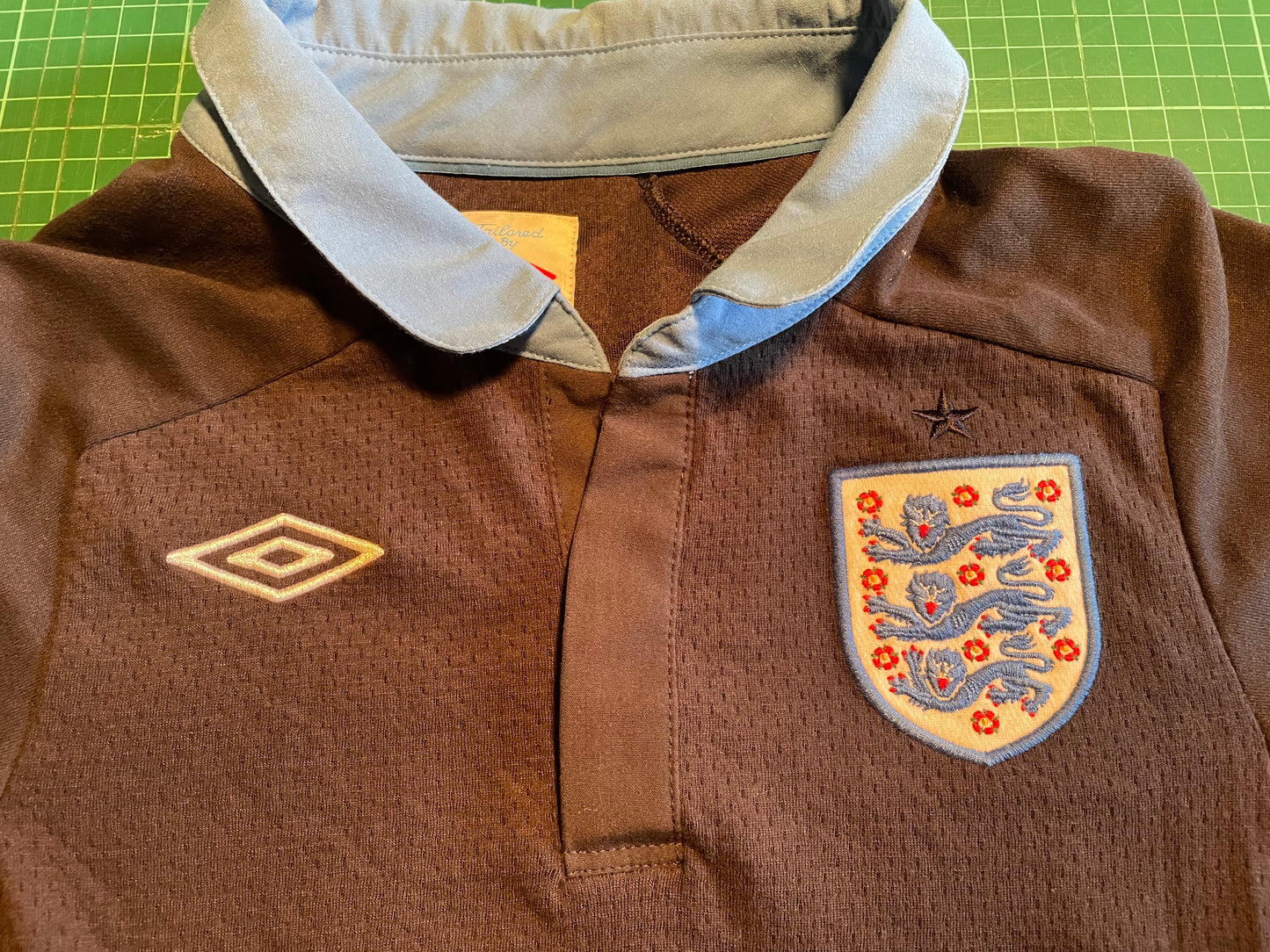 England 2011 Away Shirt (very good) Adults XXS / Youths. Height 22.5 inches at the front.