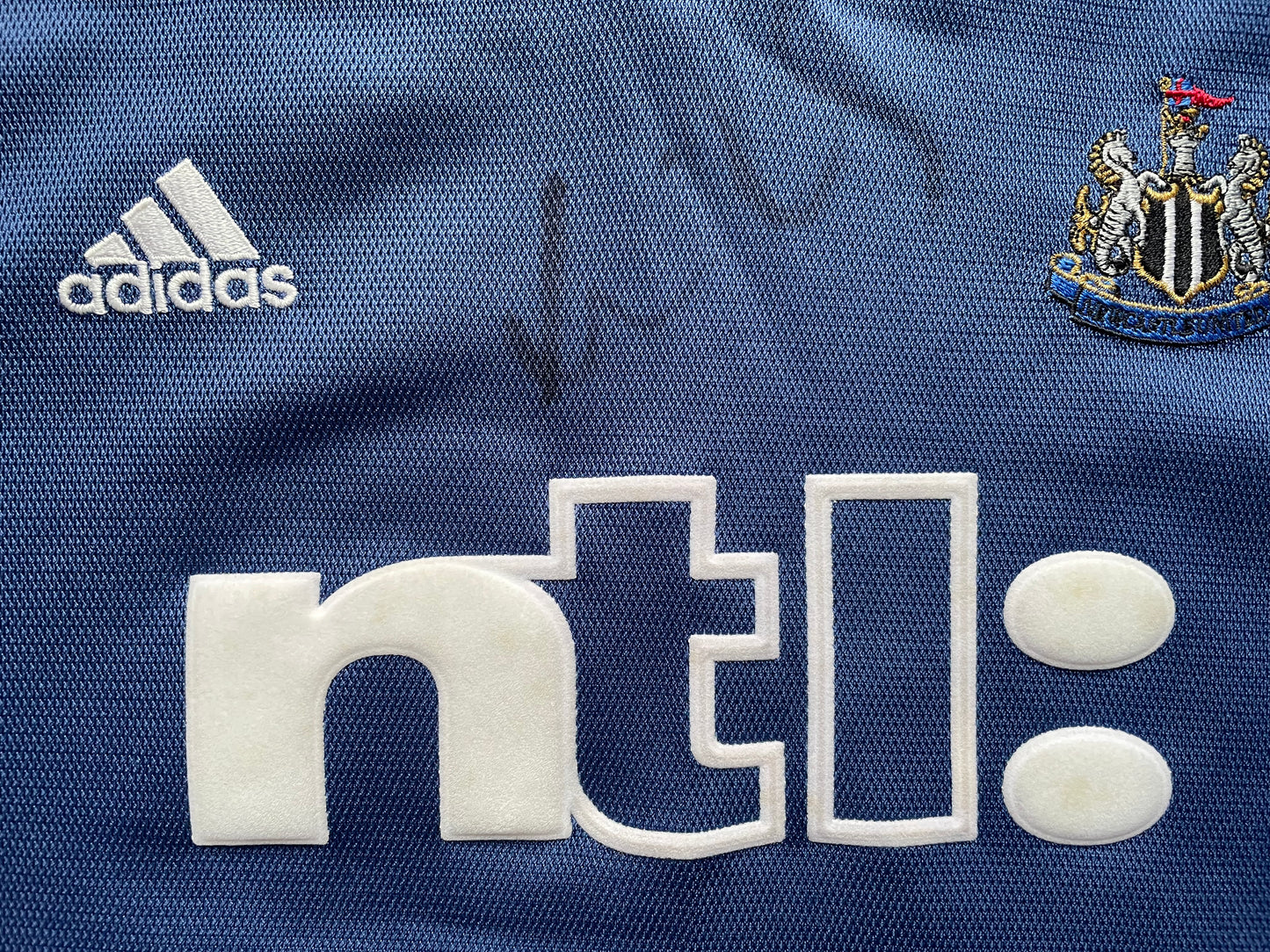 Newcastle Away Shirt 2001 -02 signed (very good) Youths 164 but fits like Adults XS