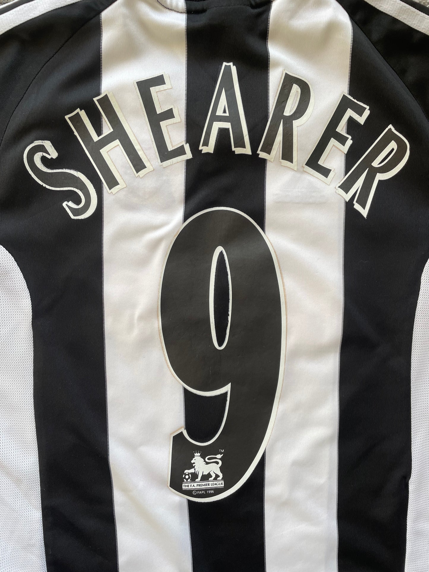 Newcastle Home Shirt 2001 -03 Shearer 9 (very good) 164 Adults XS / Youths
