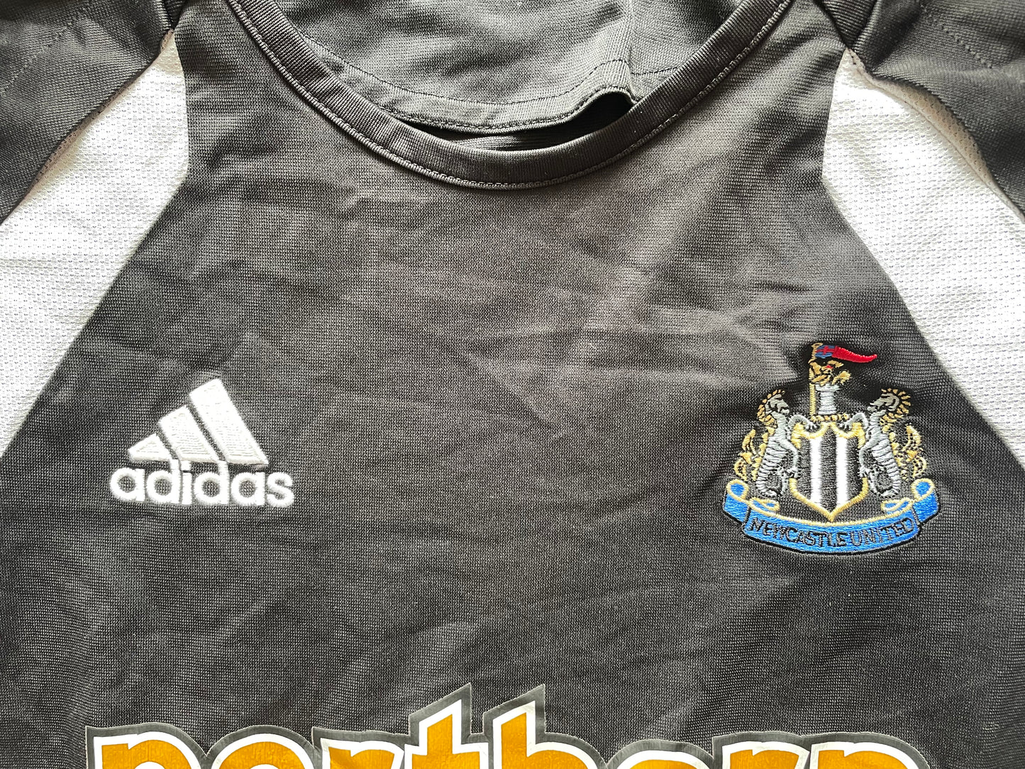 Newcastle 2005-06 Training Shirt (very good) tag removed seems Adult XS / Youths