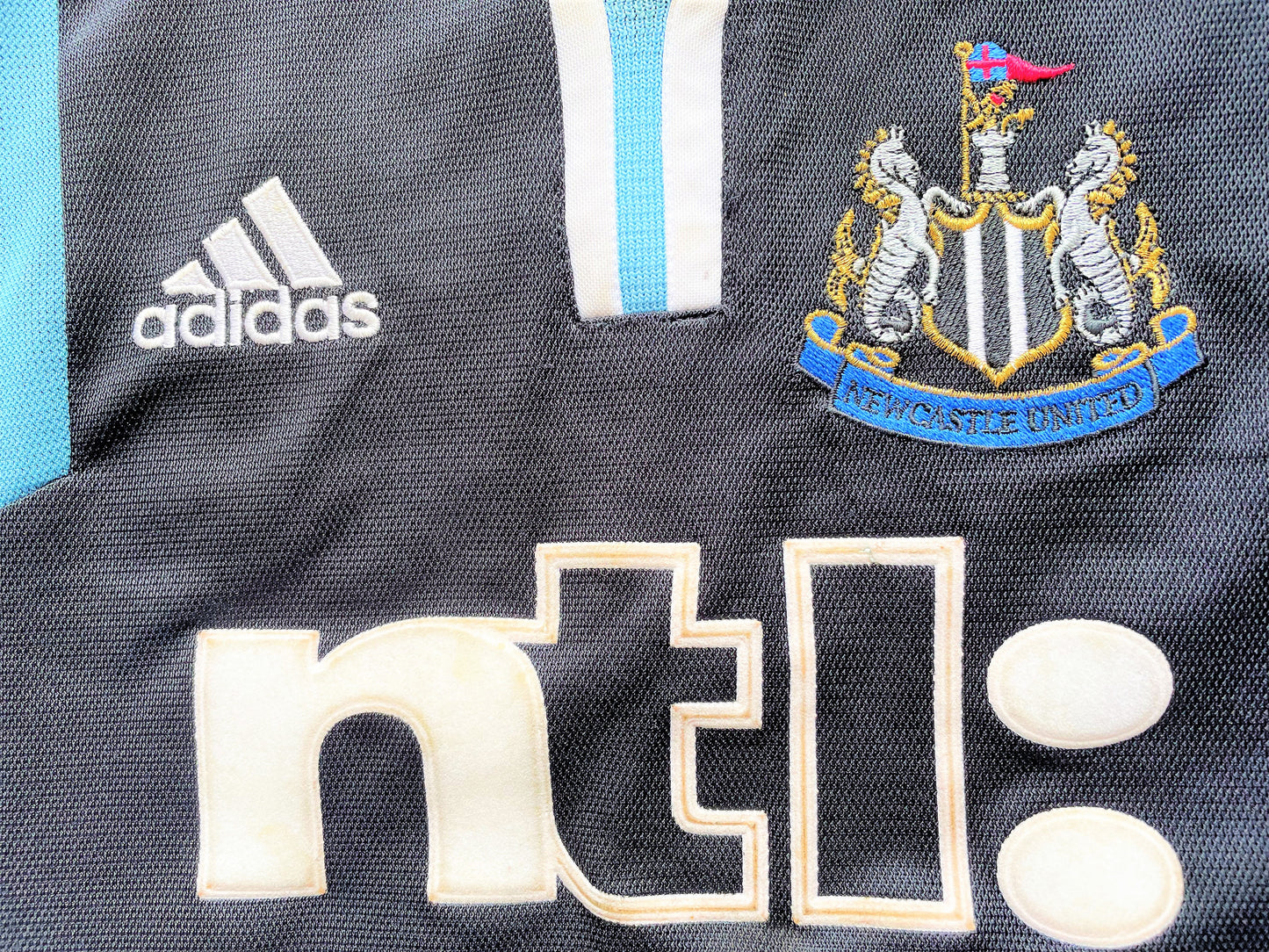 Newcastle Away Shirt 2000 -01 (good) Adults XS / Youths. Height 19.5 inches