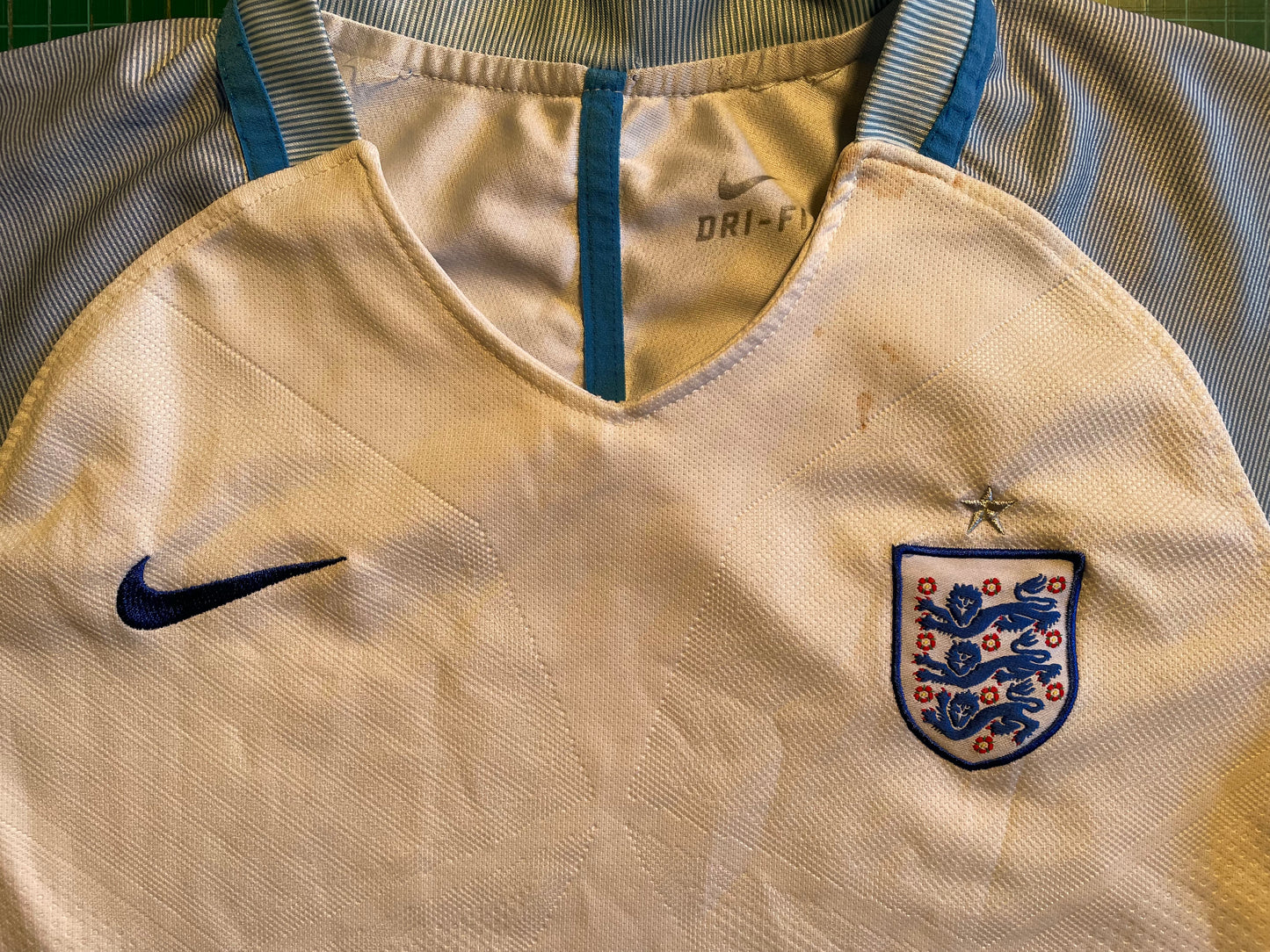England 2016 Home Shirt (poor) Medium Boys size 24. Age 10-12? Height 16.5 inches.