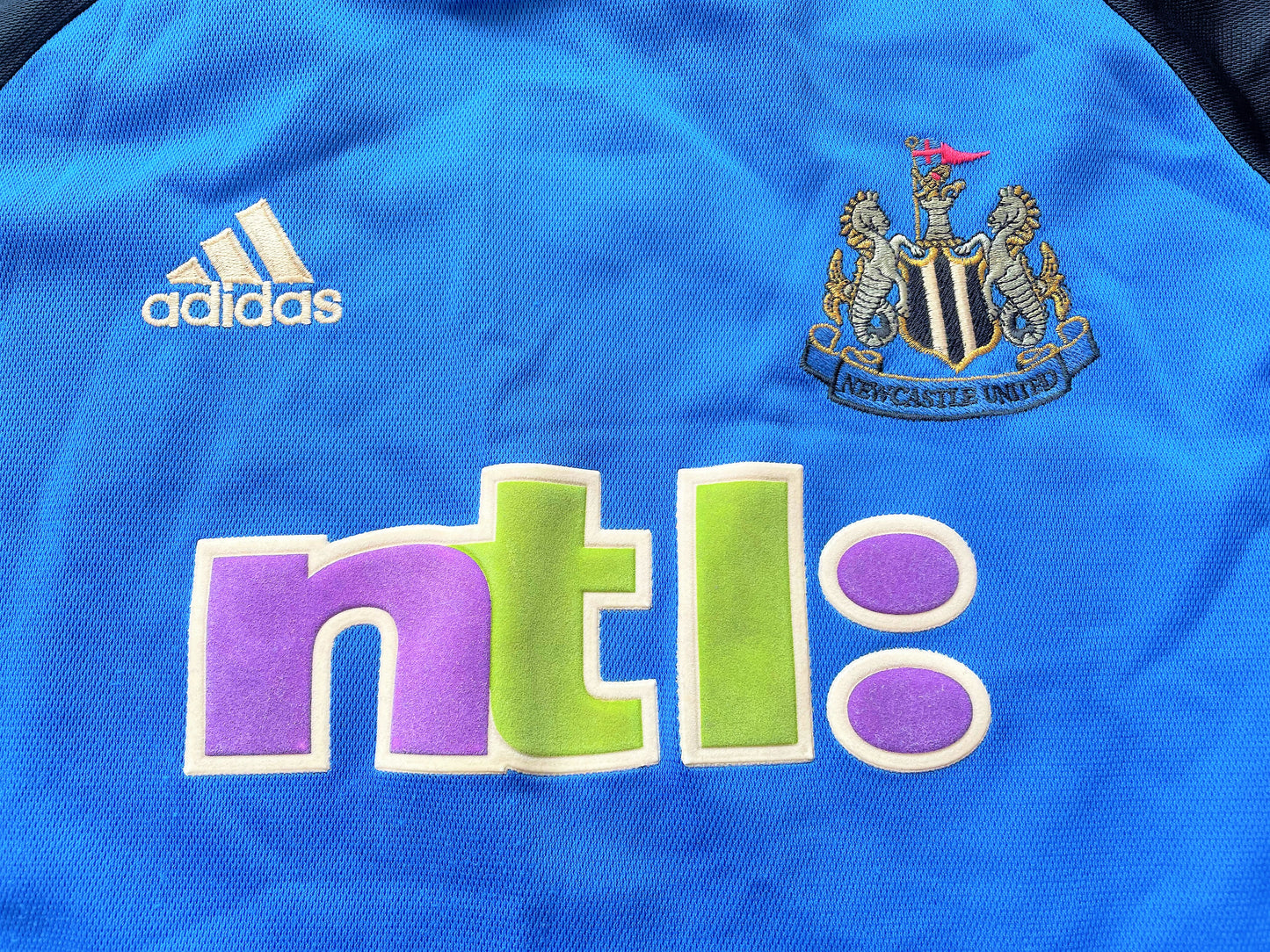 Newcastle Goalkeeper Shirt 2000 (very good) Adults Small/Youths