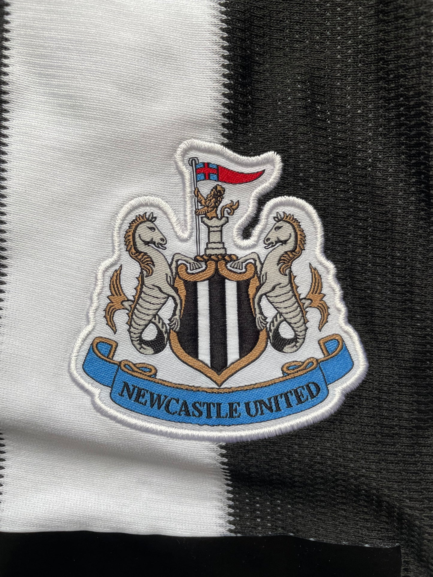 Newcastle Home Shirt 2010 -11 (very good) Adults XXL BNWT Long Sleeved