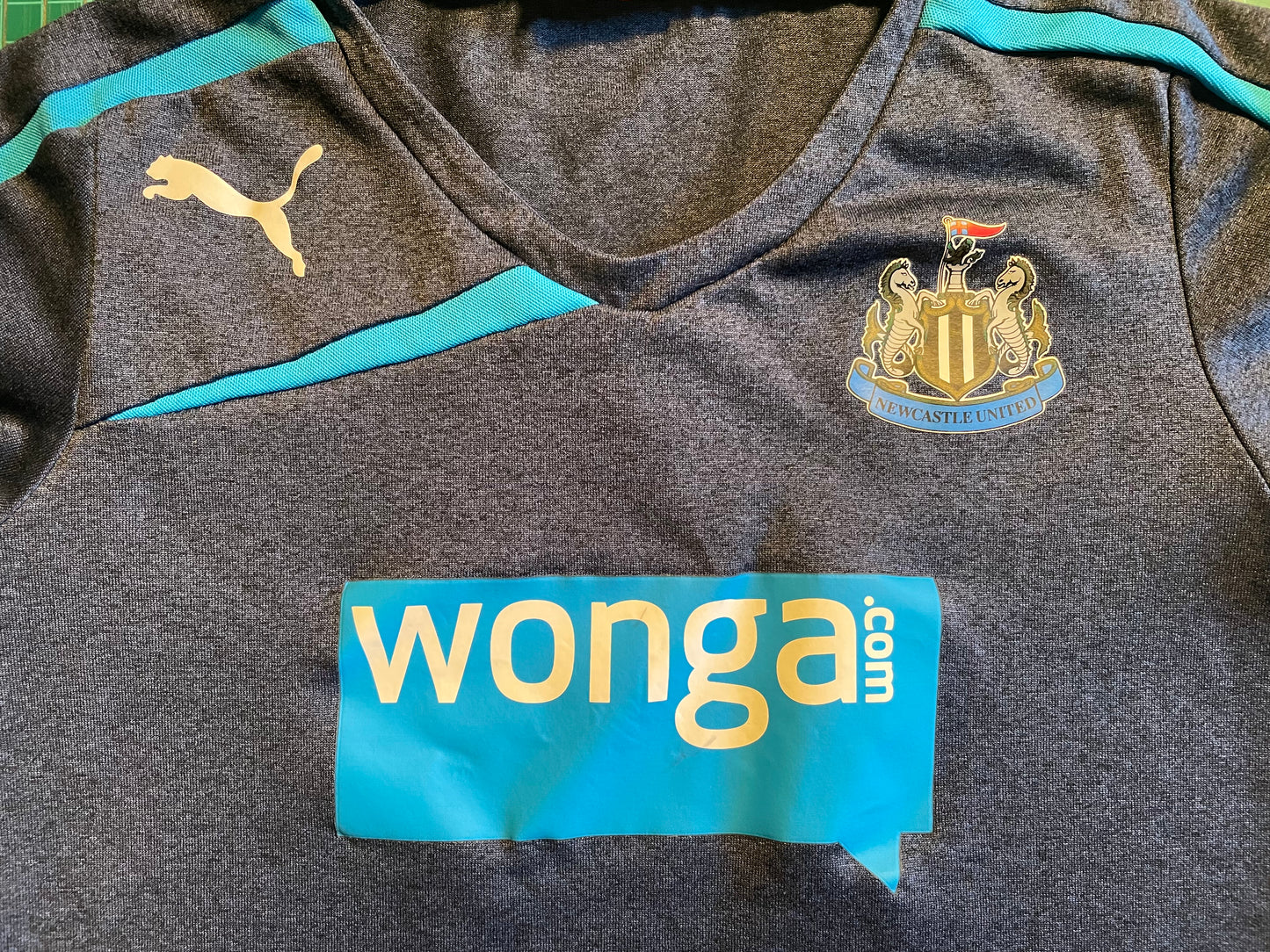 Newcastle 2013 Away Shirt (excellent) Childs age 5 to 6 years. Height 13.5 inches