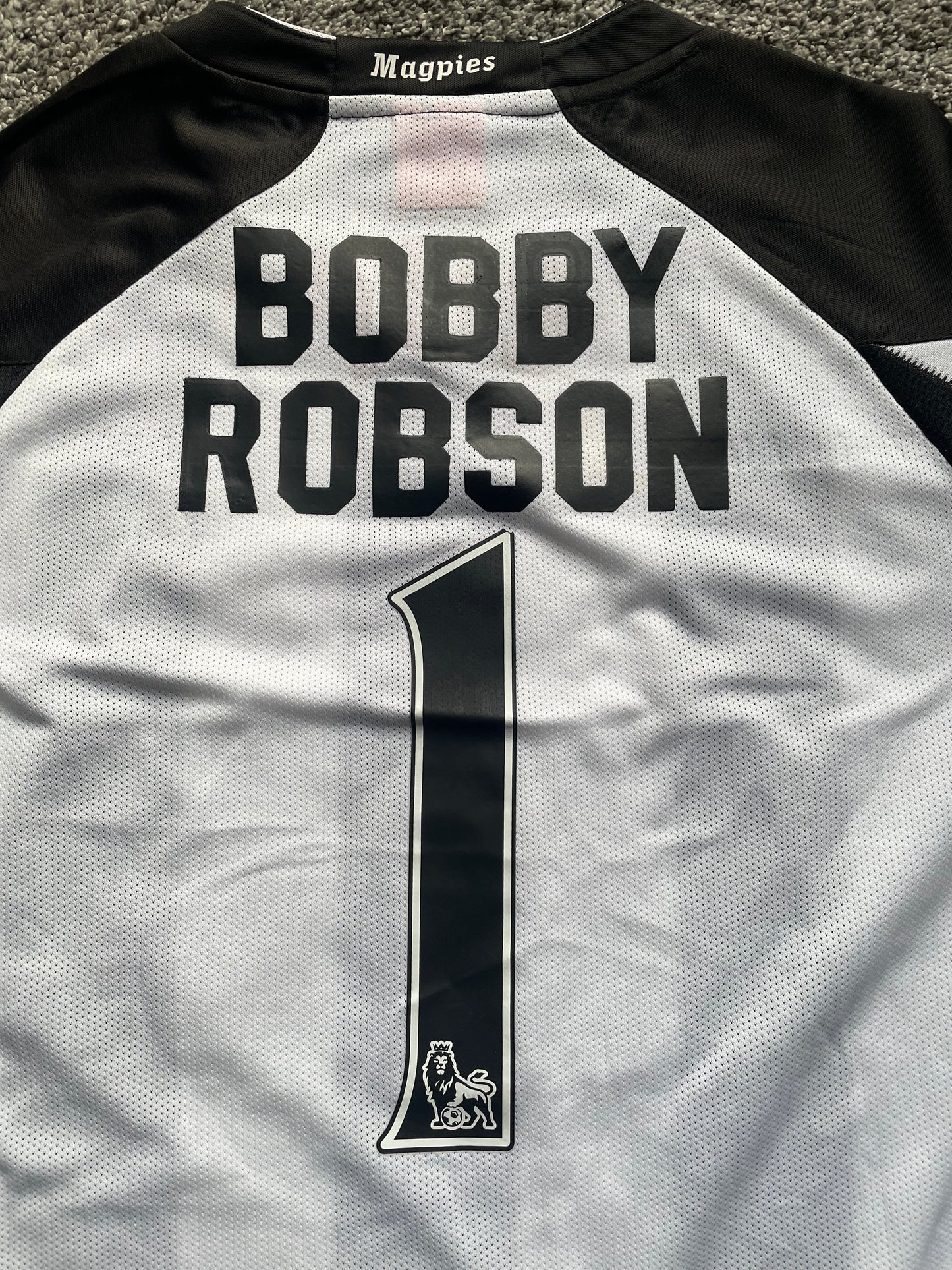 Newcastle 2010-11 Home Shirt 1 BOBBY ROBSON (very good) Adults Large