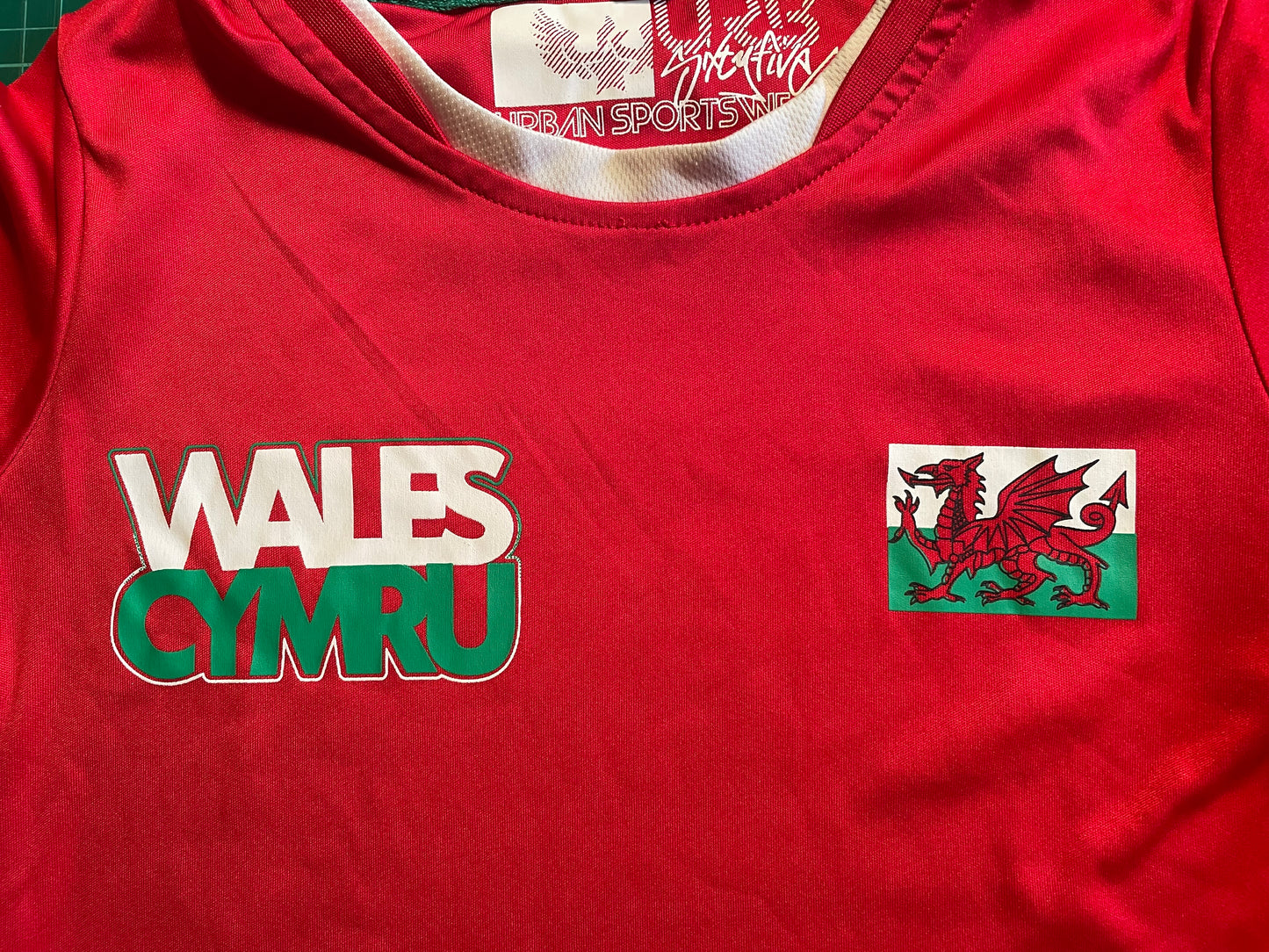 Wales Rugby Fan Shirt (very good) Age 7 to 8 years. Height 16.5 inches