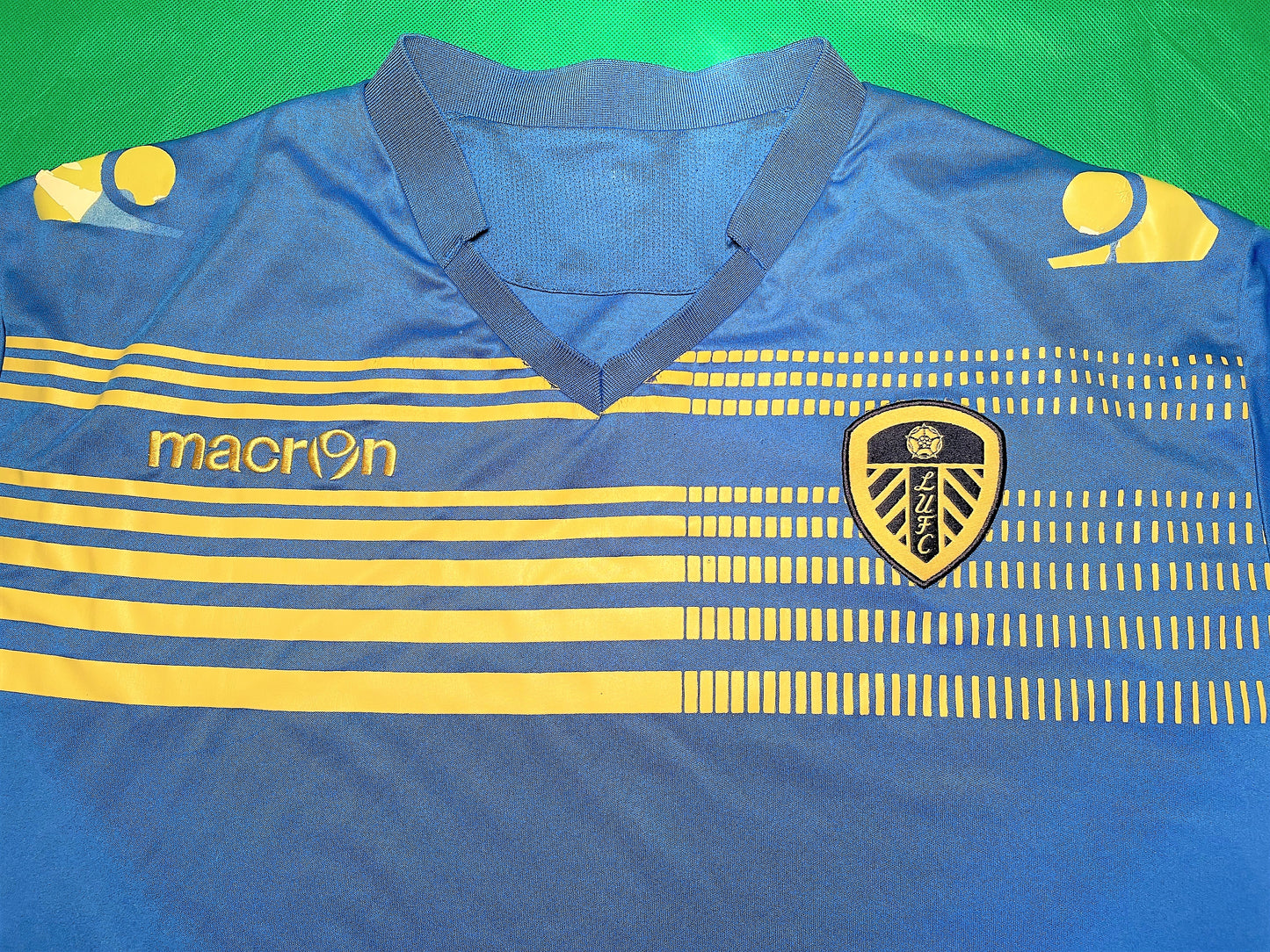 Leeds United Training Shirt 2014 (good) size faded, Adult 2XL (?)  Height 27 inches